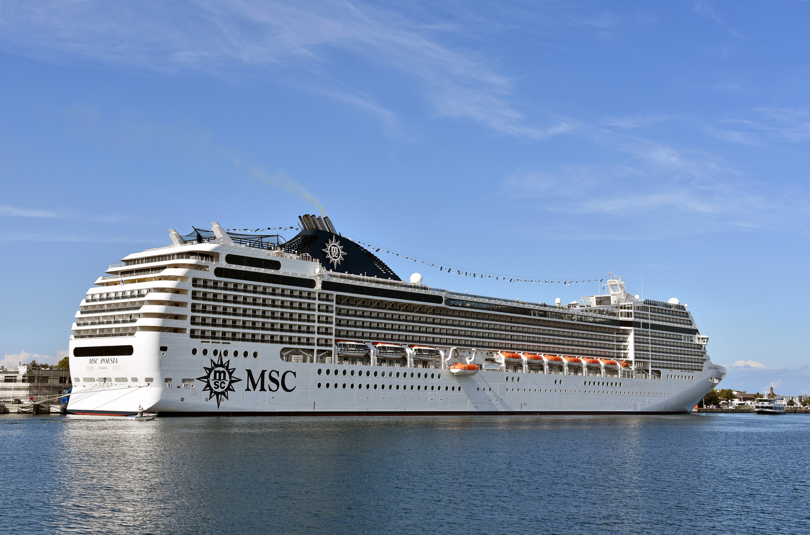 Die "MSC Poesia" am Passagierkai von Warnemünde