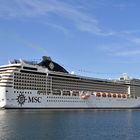 Die "MSC Poesia" am Passagierkai von Warnemünde