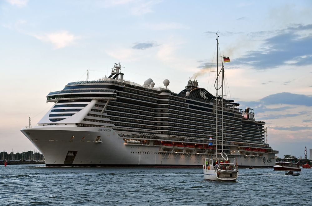 Die "MSC Seaview" verlässt Warnemünde