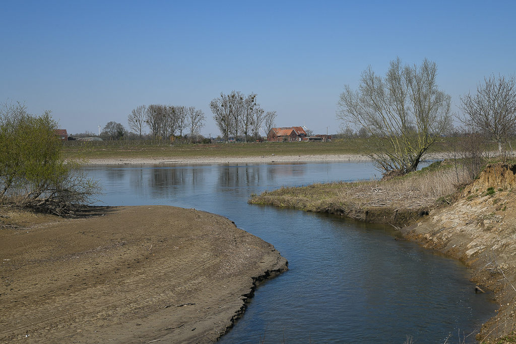 Die Mündung des Kleinen Geul in der Maas bei Voulwames (NL)