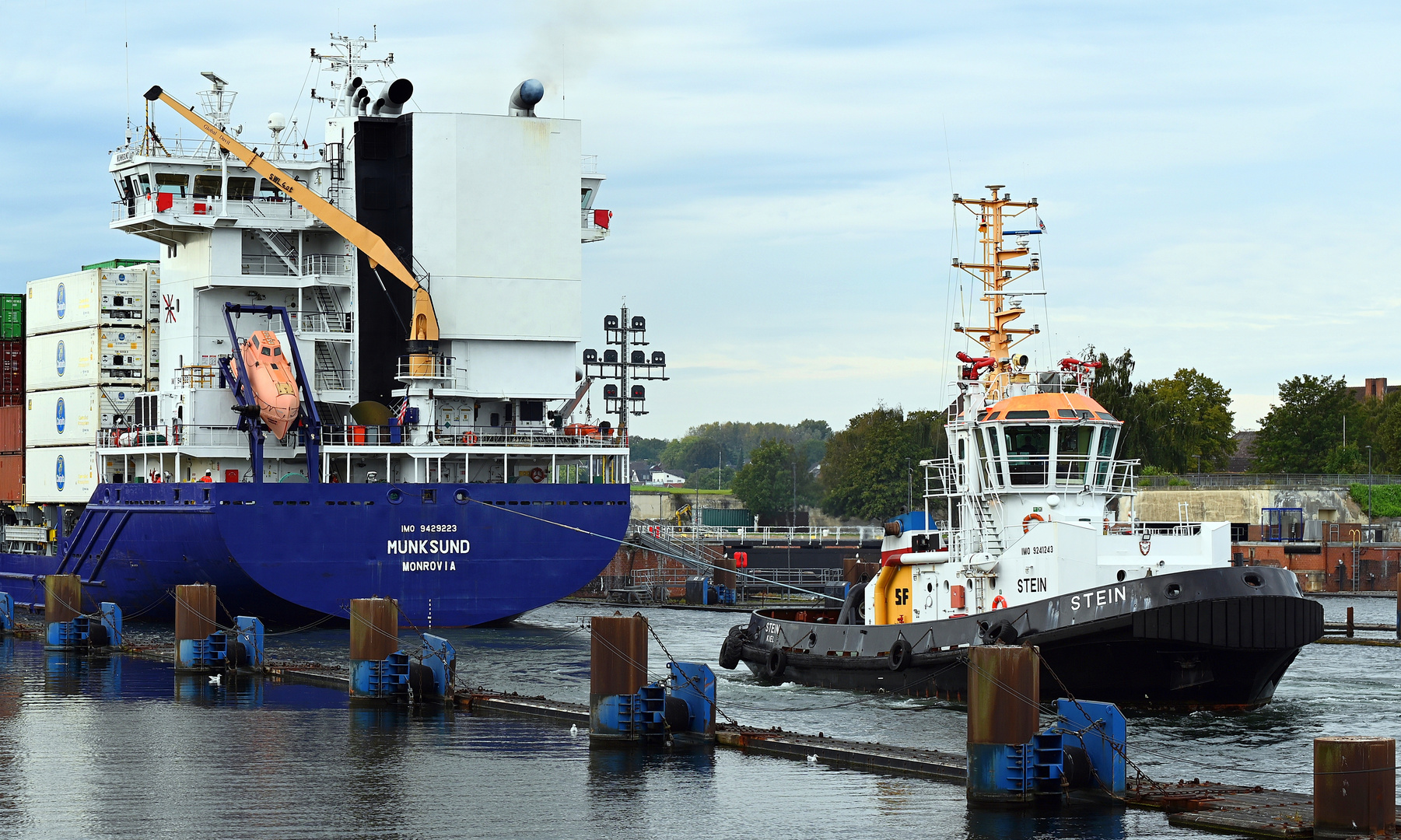 Die MUNKSUND bei der Einfahrt in die Schleuse Kiel Holtenau