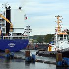 Die MUNKSUND bei der Einfahrt in die Schleuse Kiel Holtenau