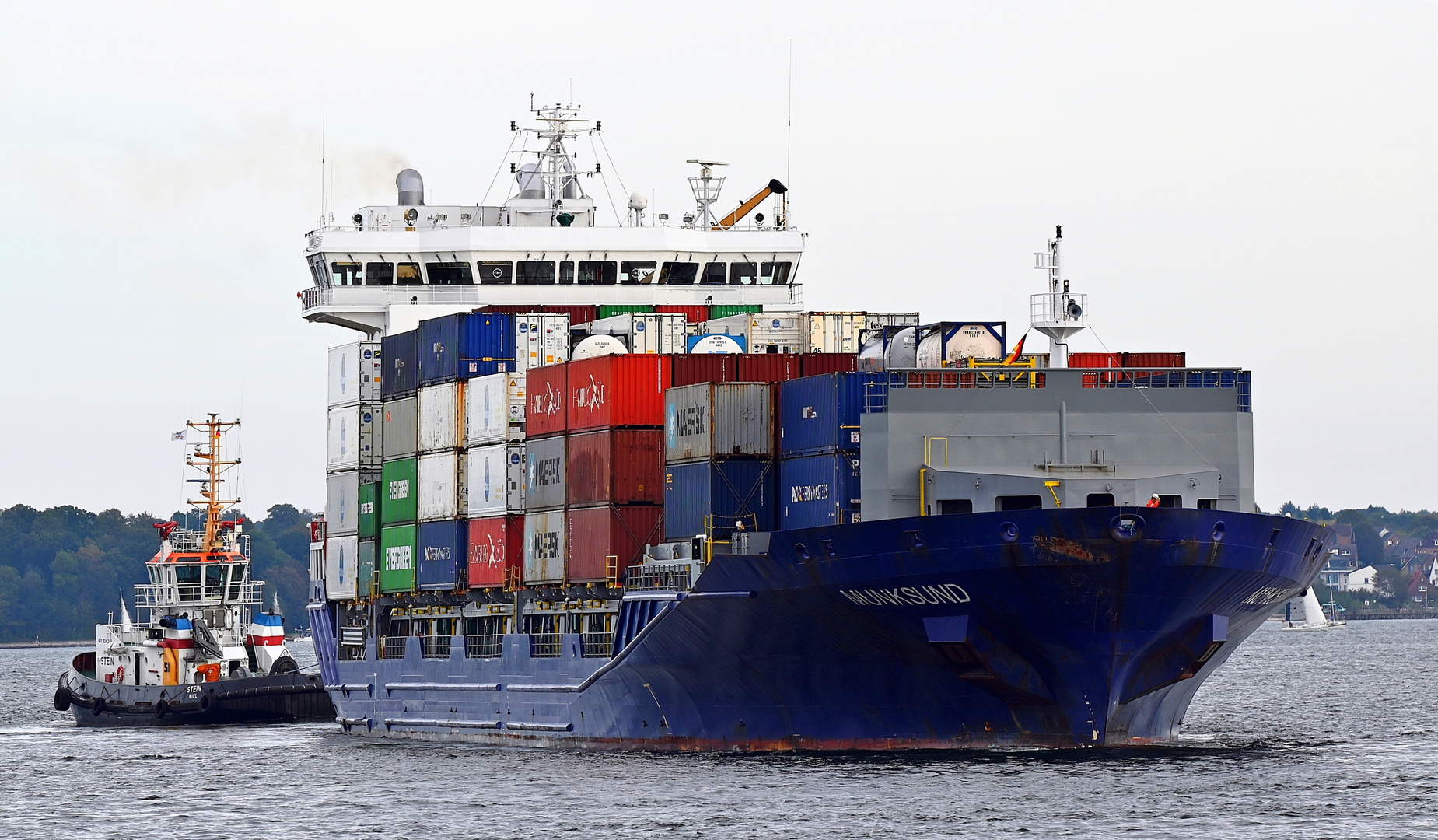 Die MUNKSUND vor der Schleuse Kiel Holtenau