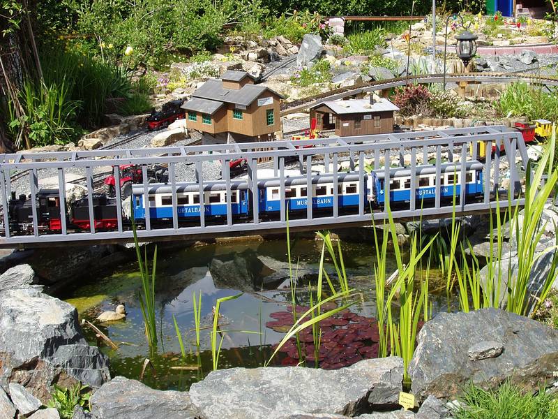 Die Murtalbahn über dem Teich Foto & Bild modell eisenbahnen