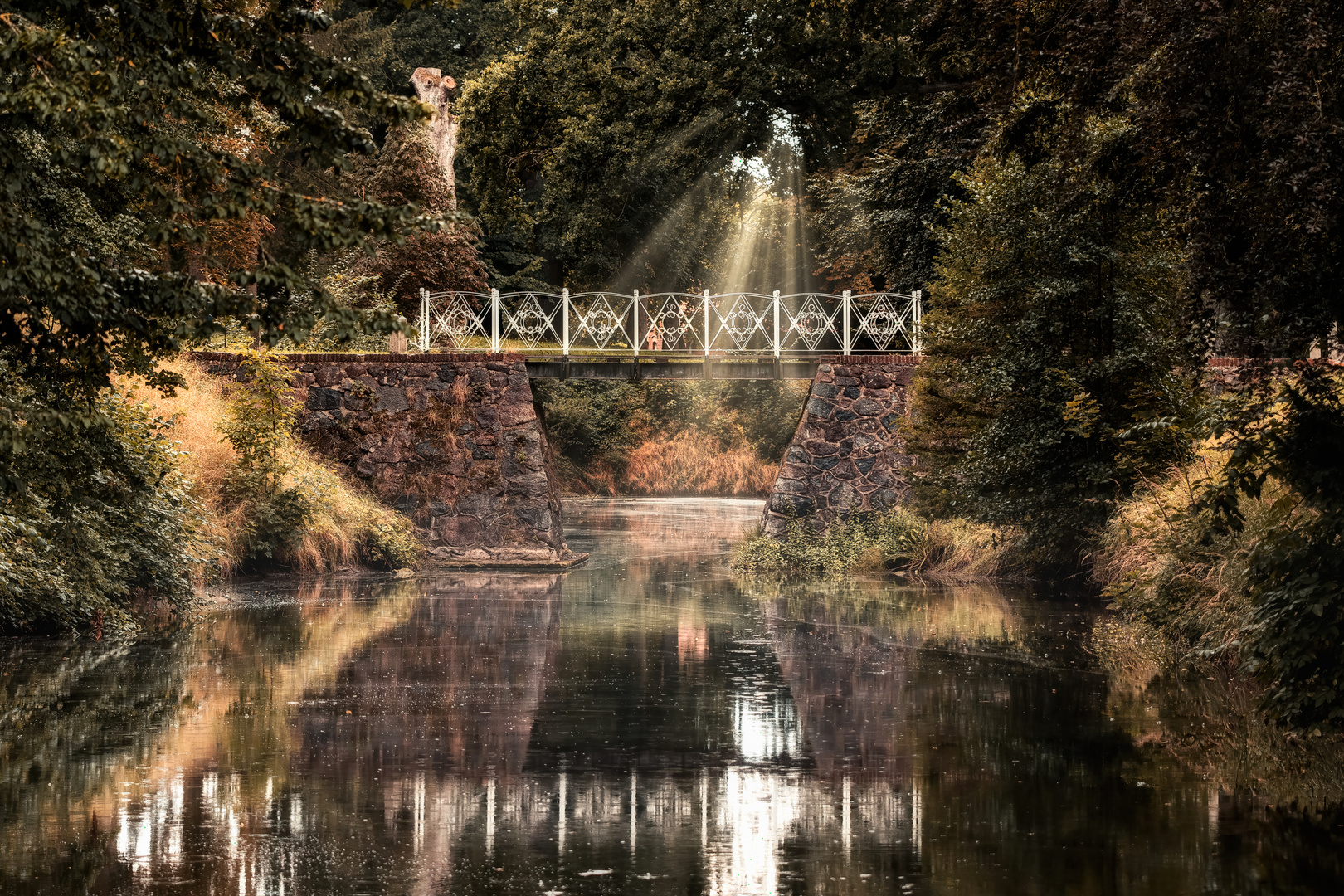 Die mystische Brücke im Schloßpark.