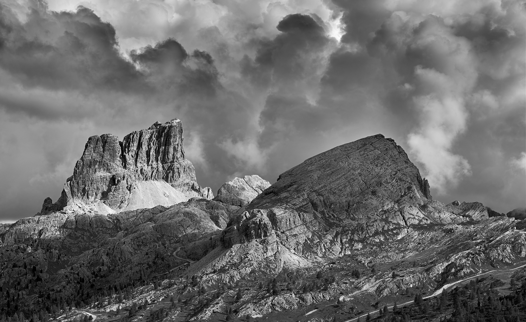 Die Nachmittagssonne fällt auf den 2649 Meter hohen Monte Averau, das Wolkenbild kam wie bestellt...