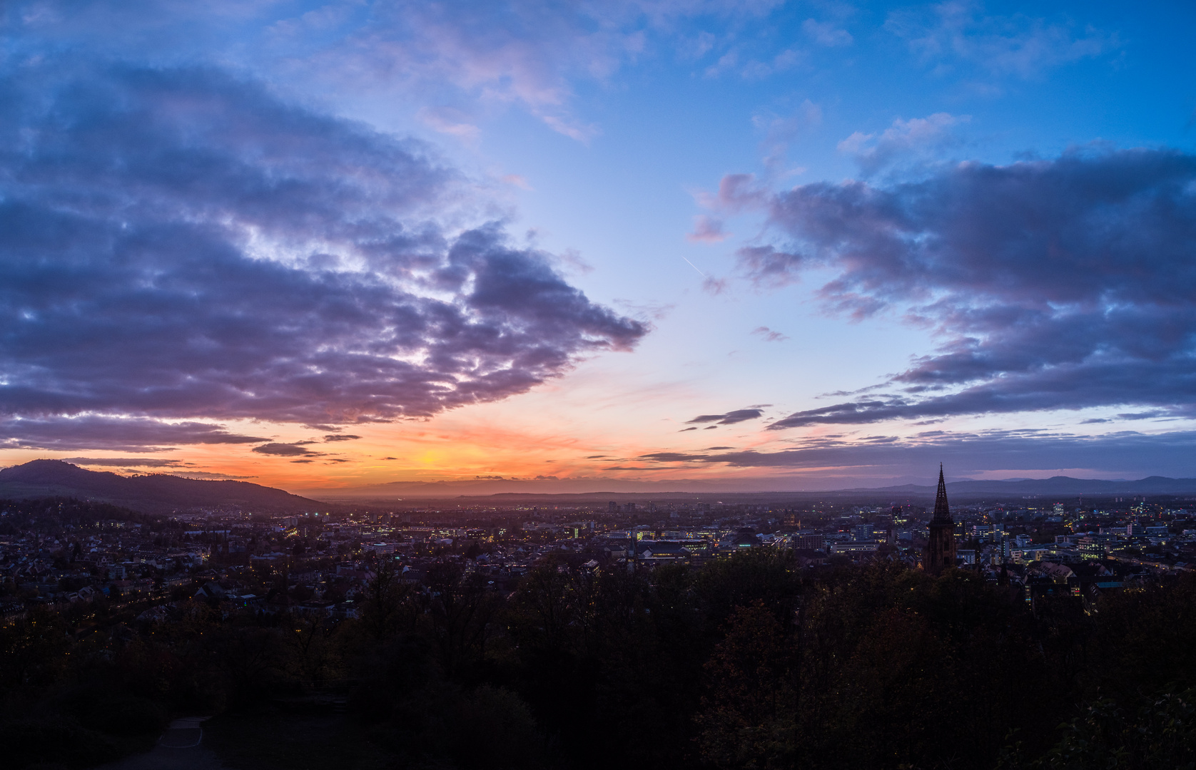 Die Nacht bricht herein über Freiburg