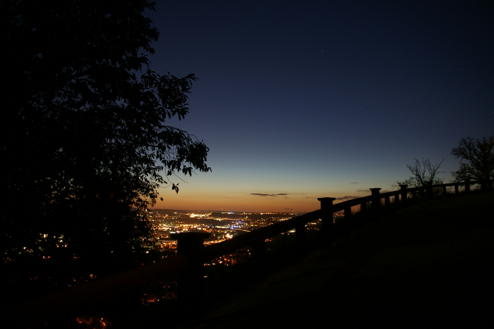 Die Nacht bricht herein über Stuttgart