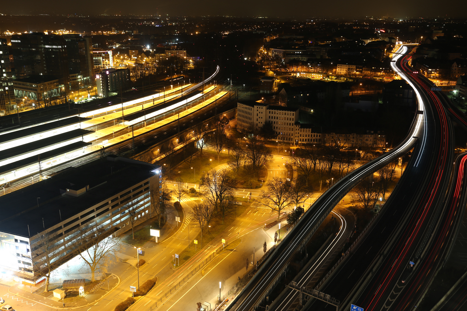 Die Nacht bricht in die Stadt herein