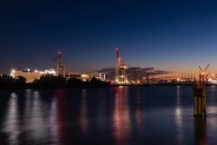 Die Nacht kommt über den Hafen 