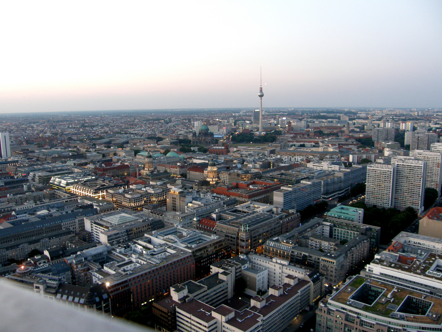 die Nacht kommt über die Dächer von Berlin....