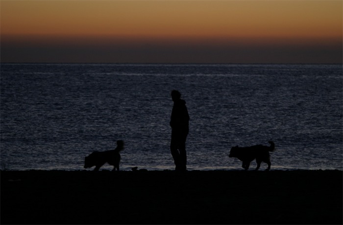 Die Nacht legt sich über das Meer