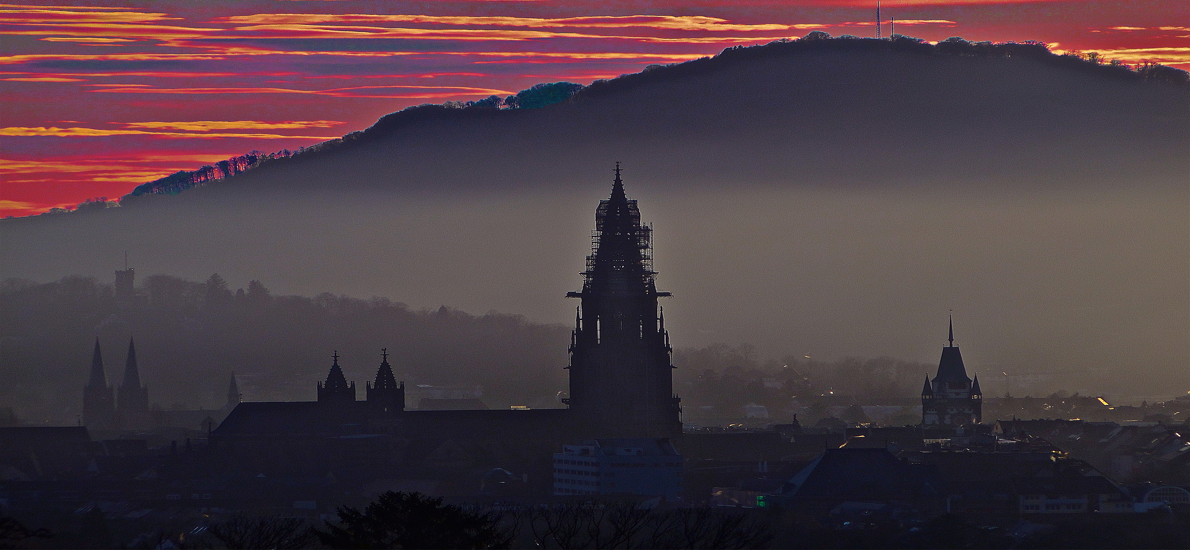 Die Nacht über Freiburg beginnt mit Nebelschwaden