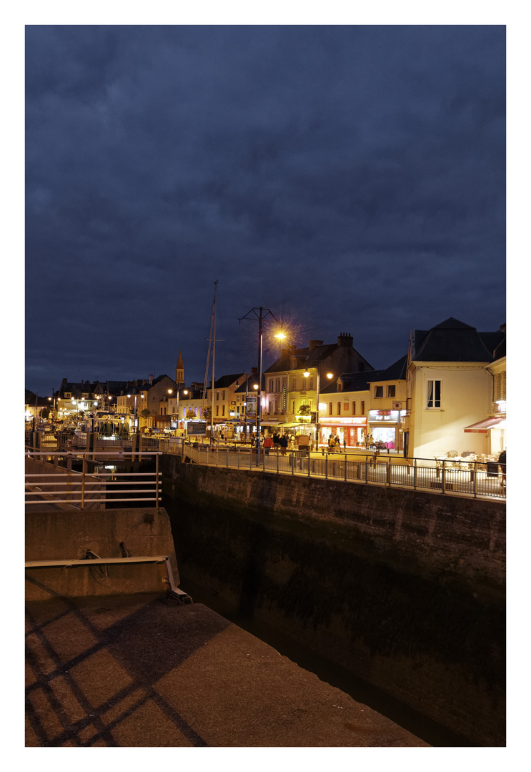 Die Nacht über Port en Bessin