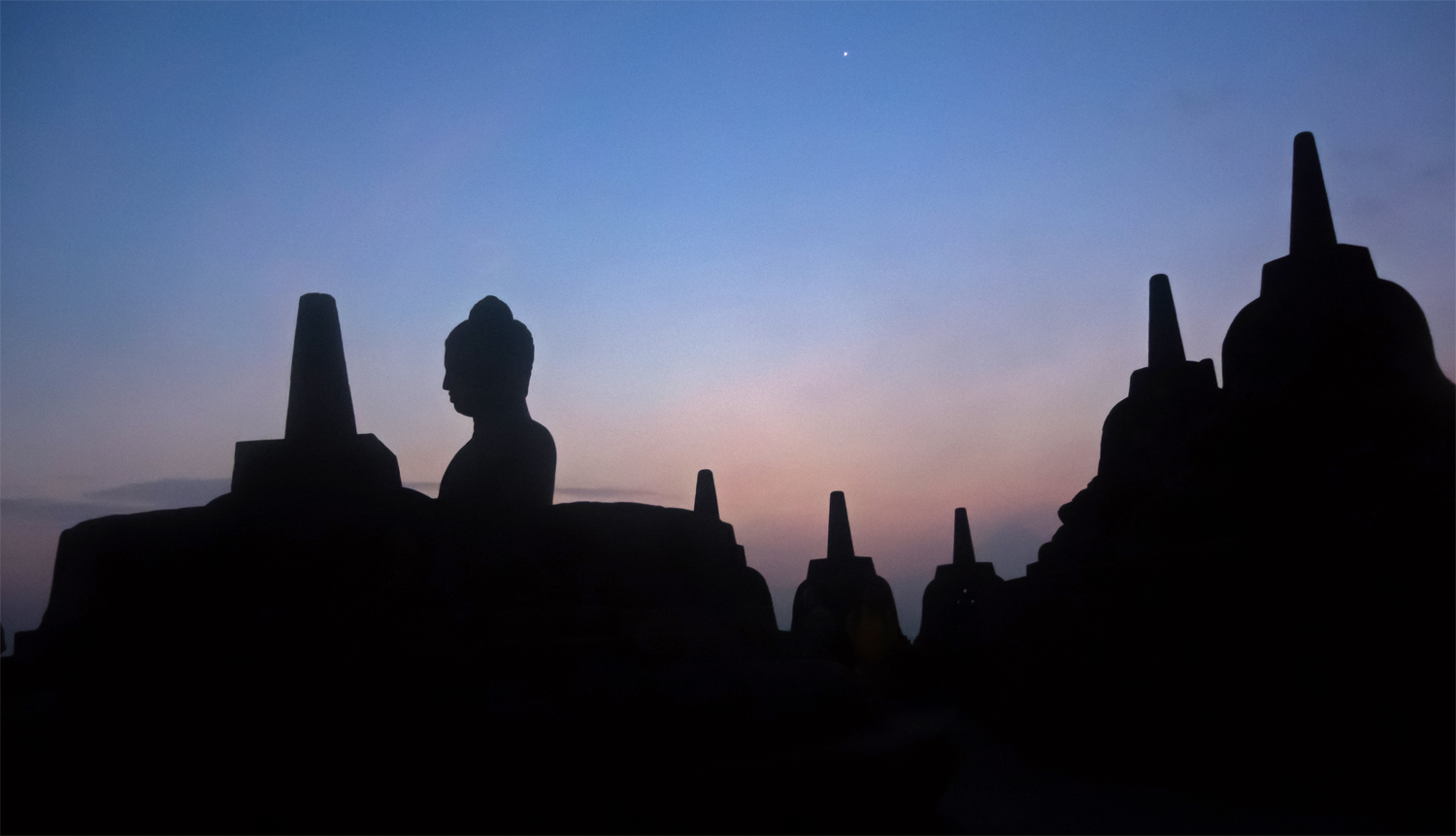 Die Nacht weicht dem Tag über dem Borobudur