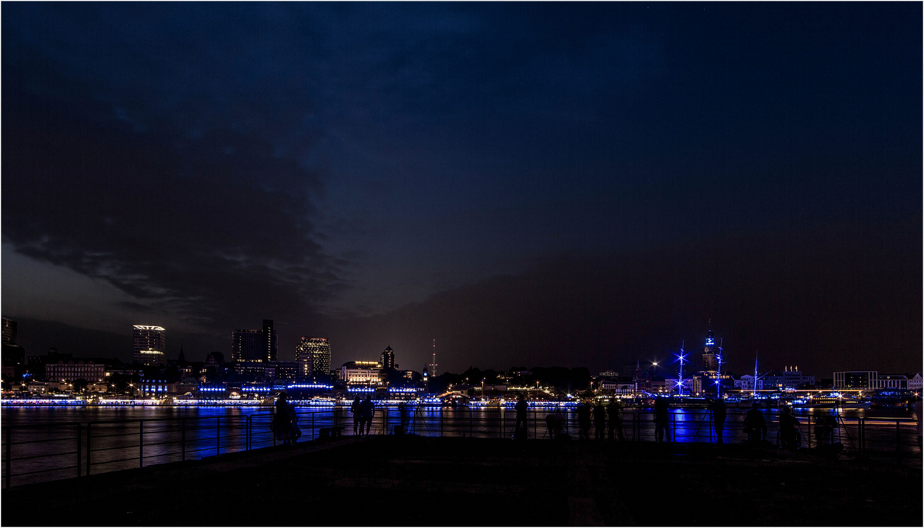 Die " Nachtfotografen " am Blue Port.....