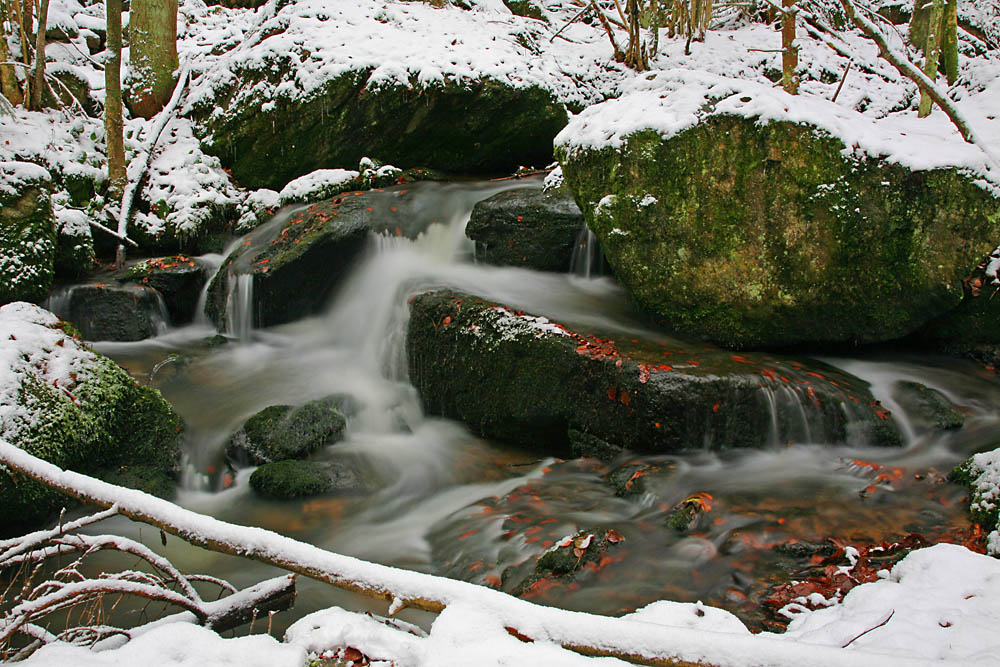 Die Nagelsteiner Wasserfälle beim ersten Schnee