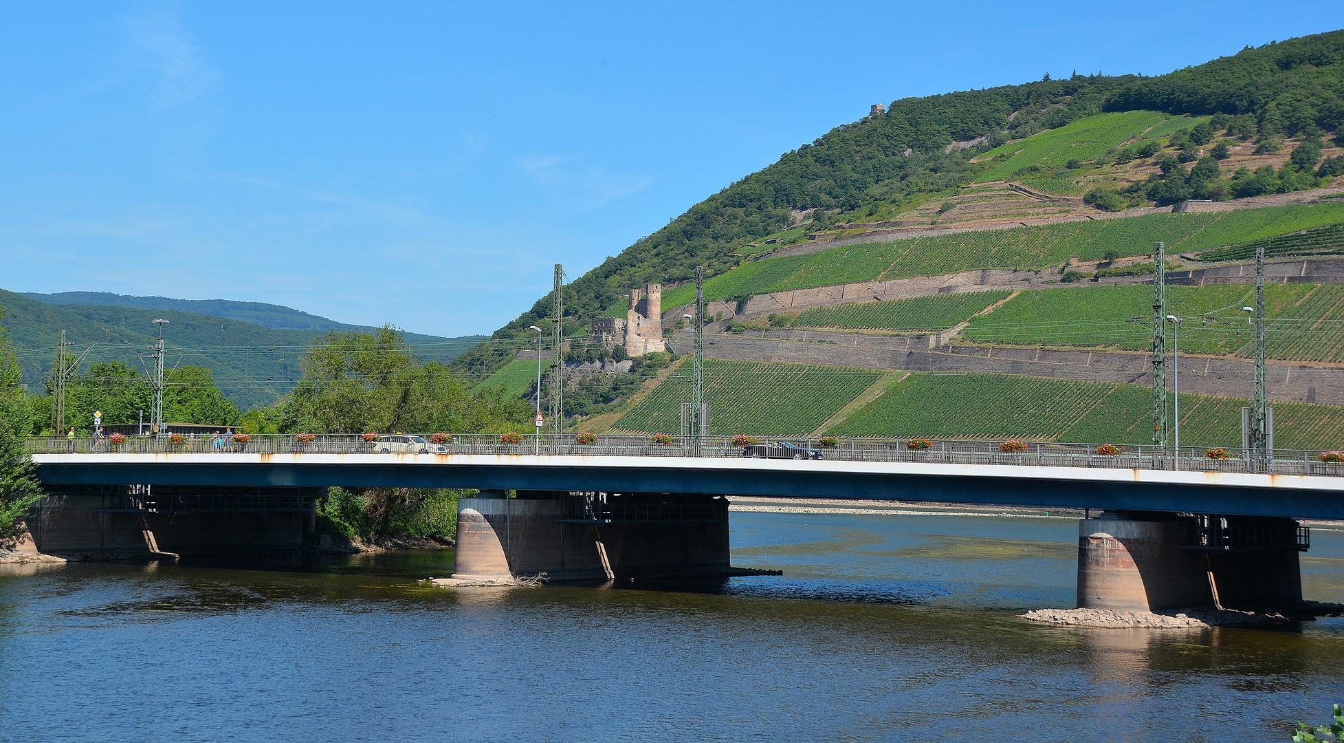 Die Nahe und der Rhein treffen sich hinter der Brücke bei Bingen Foto & Bild | world, natur ...