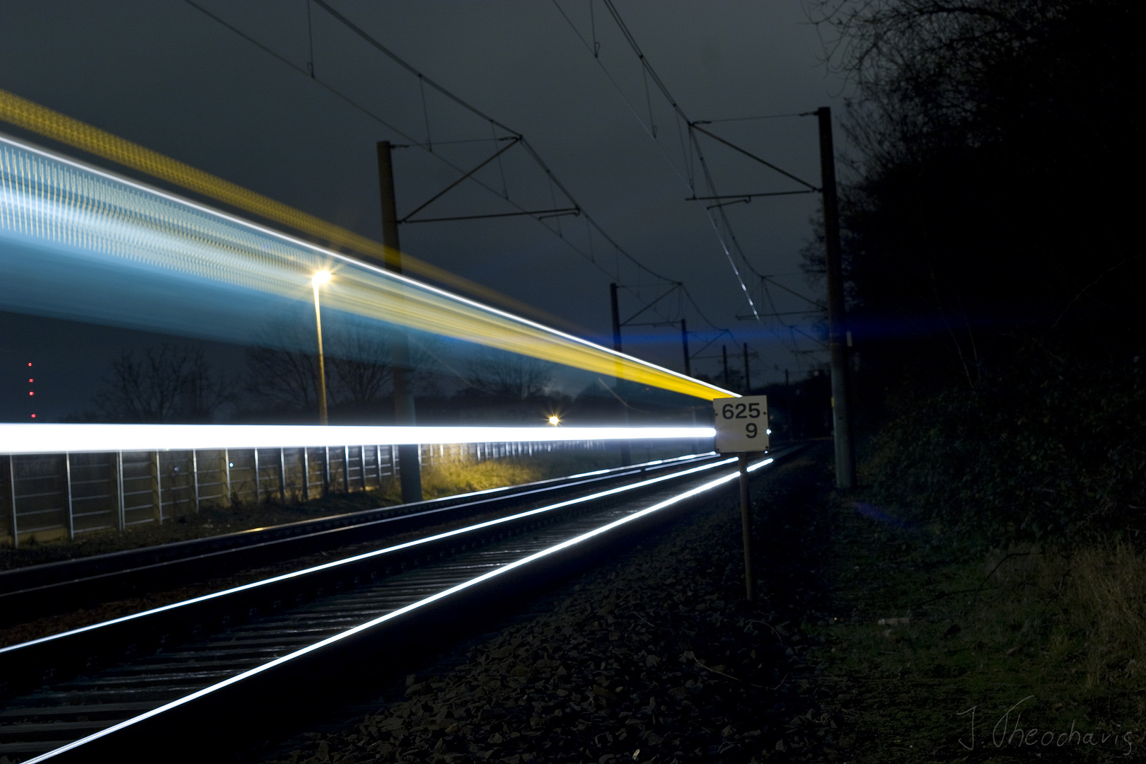 Die nahegelegenen U-Bahn Schienen bei Nacht