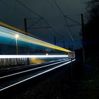 Die nahegelegenen U-Bahn Schienen bei Nacht