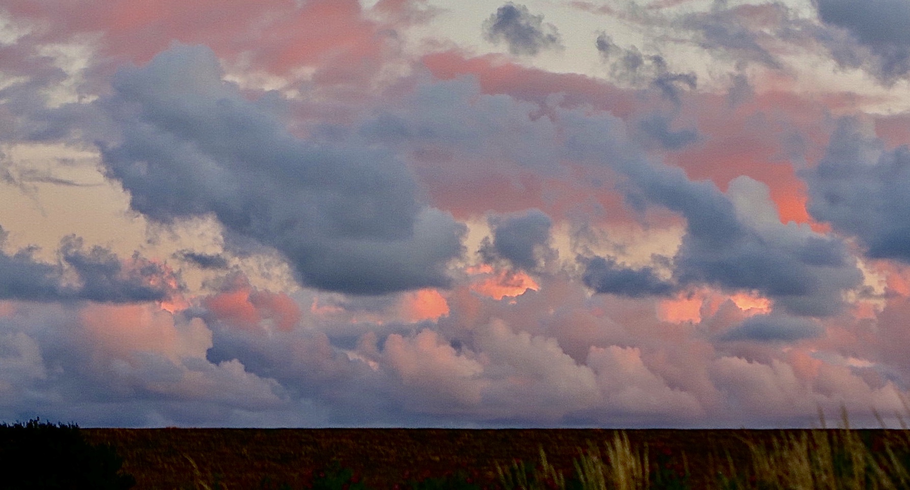 Die Natur ist verschwenderisch mit seinen Farben am Abendhimmel 