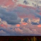 Die Natur ist verschwenderisch mit seinen Farben am Abendhimmel 