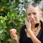 ...die Natur wehrt sich (der Apfel spritzt zurück) !...