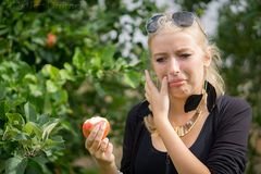 ...die Natur wehrt sich (der Apfel spritzt zurück) !...