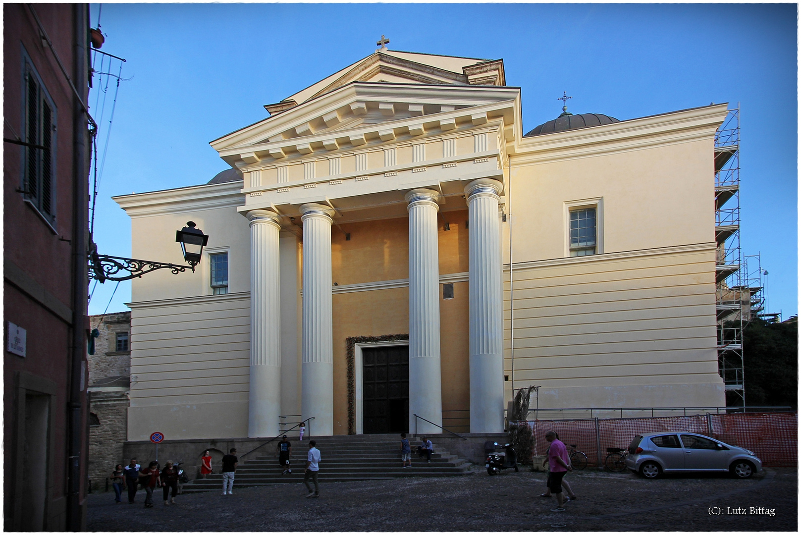 Die neoklassizistische Front-Fassade des Doms von Alghero (Sardinien)