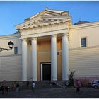 Die neoklassizistische Front-Fassade des Doms von Alghero (Sardinien)