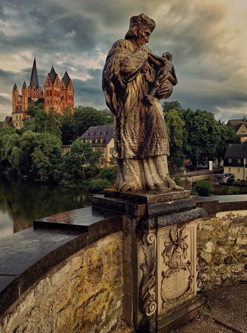 Die Nepomukstatue auf der alten Lahnbrücke in Limburg