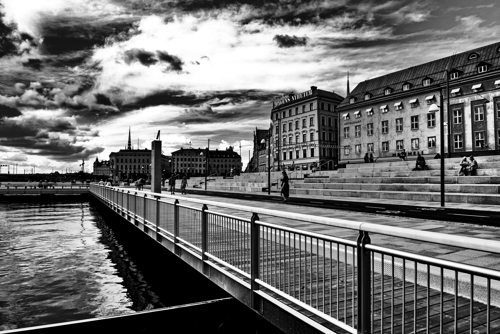 Die neu enstandene Uferpromenade ...