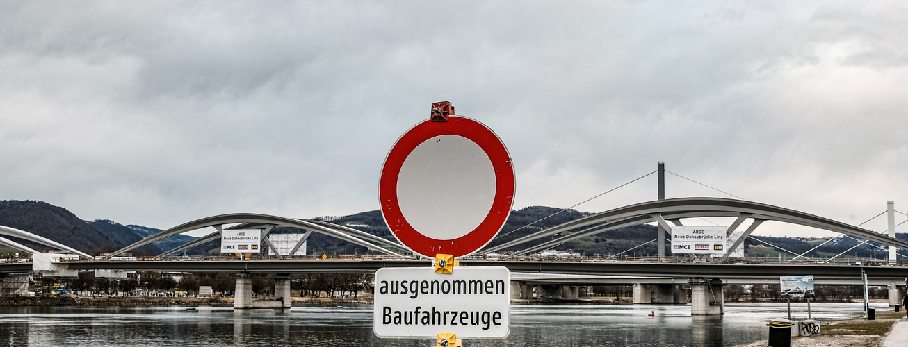 DIE NEUE BRÜCKE IN LINZ