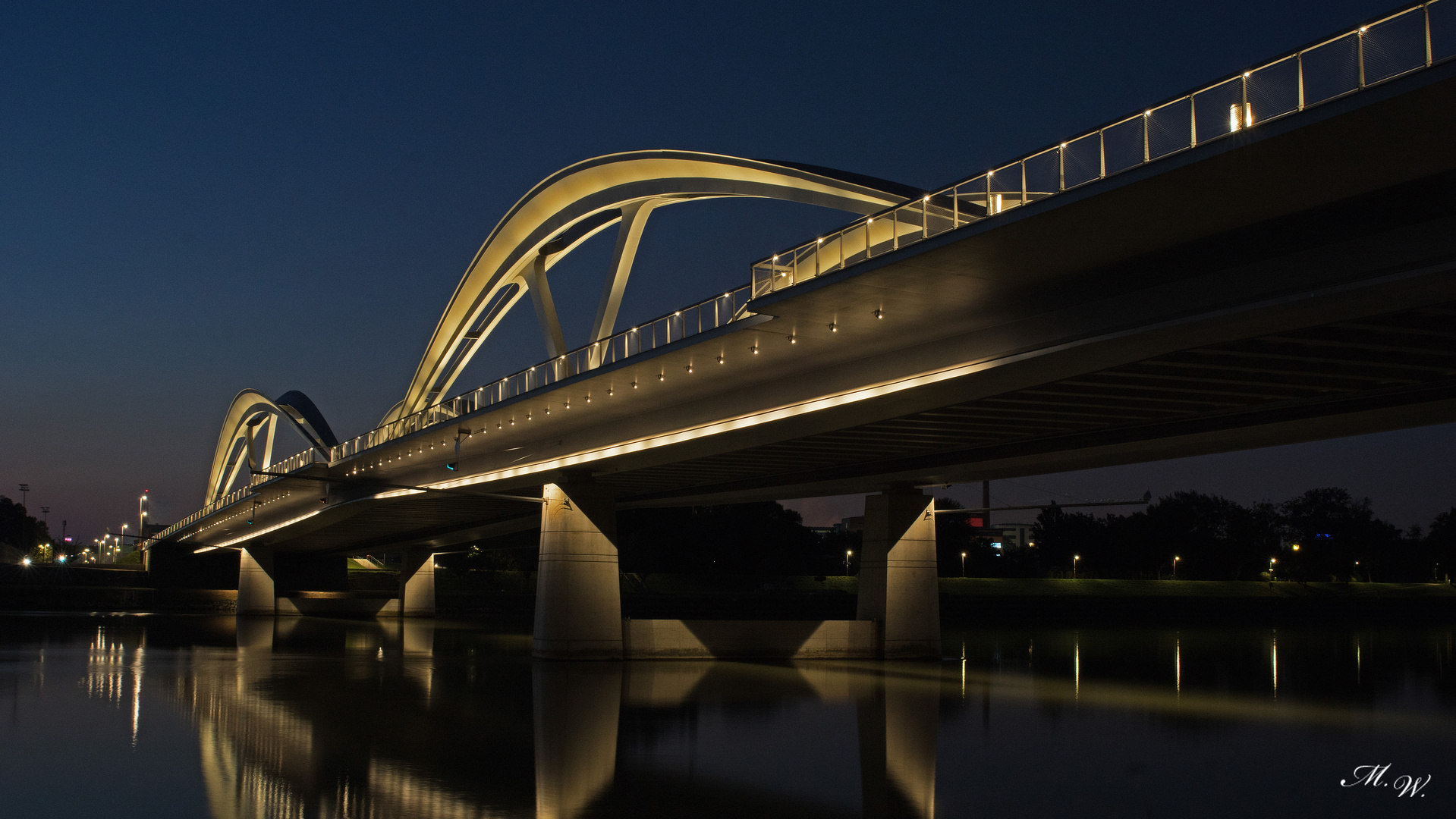 die neue Eisenbahnbrücke Linz