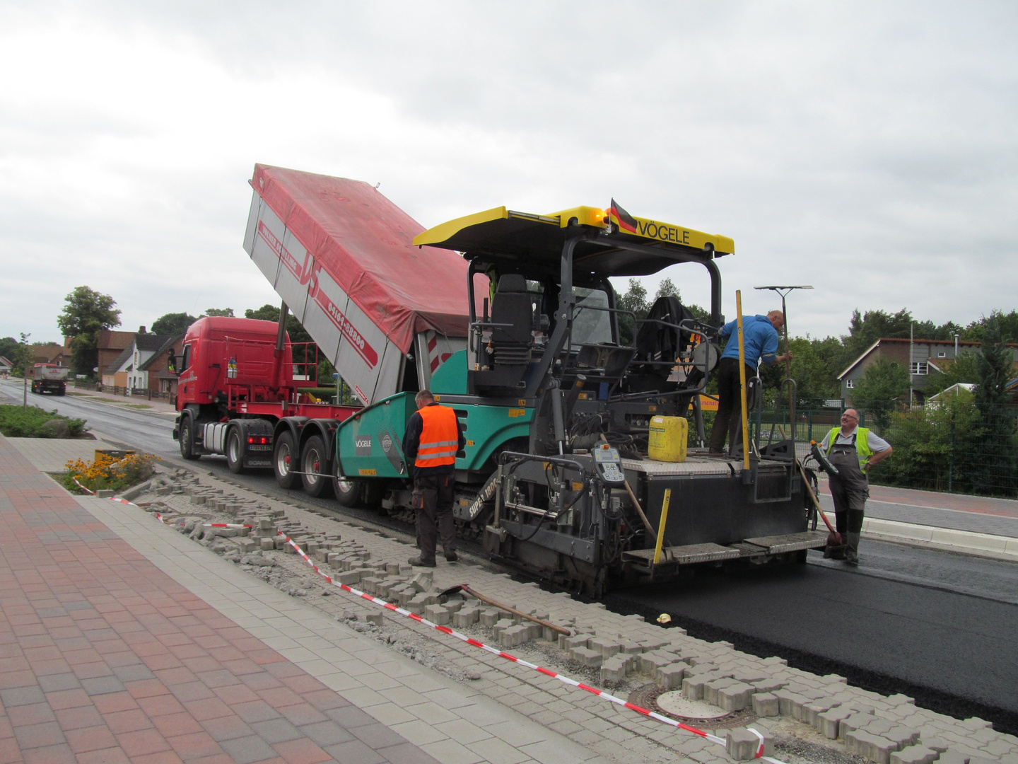 Die neue Fahrbahndecke wird heute ........... Sonntag gemacht .........