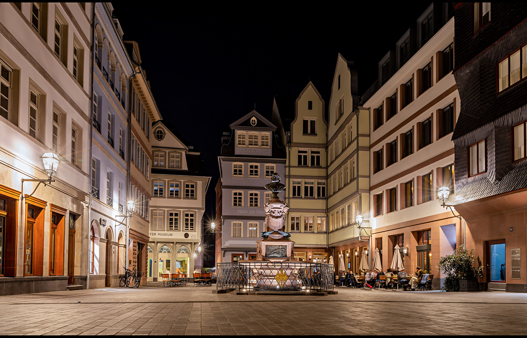 Die Neue Frankfurter Altstadt mit dem historischen Denkmal