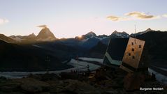 Die neue Monte Rosa Hütte im letzten Sonnenlicht.