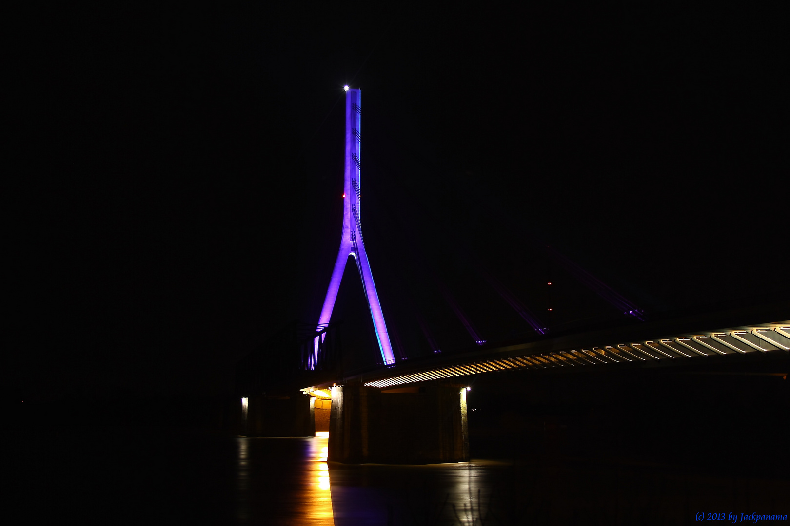 Die neue Niederrhein-Brücke in Wesel bei Nacht