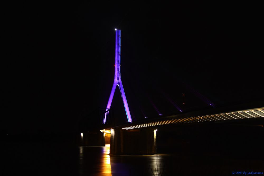 Die neue Niederrhein-Brücke in Wesel bei Nacht