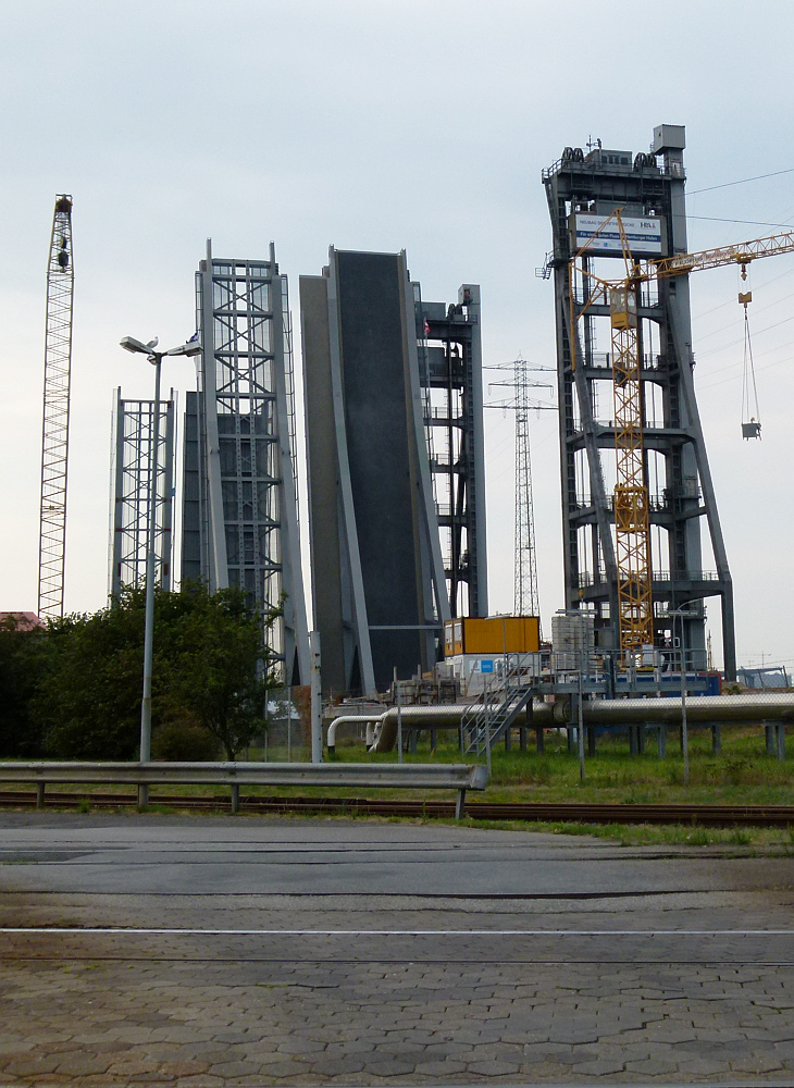 Die neue Rethebrücke noch neben der alten und...