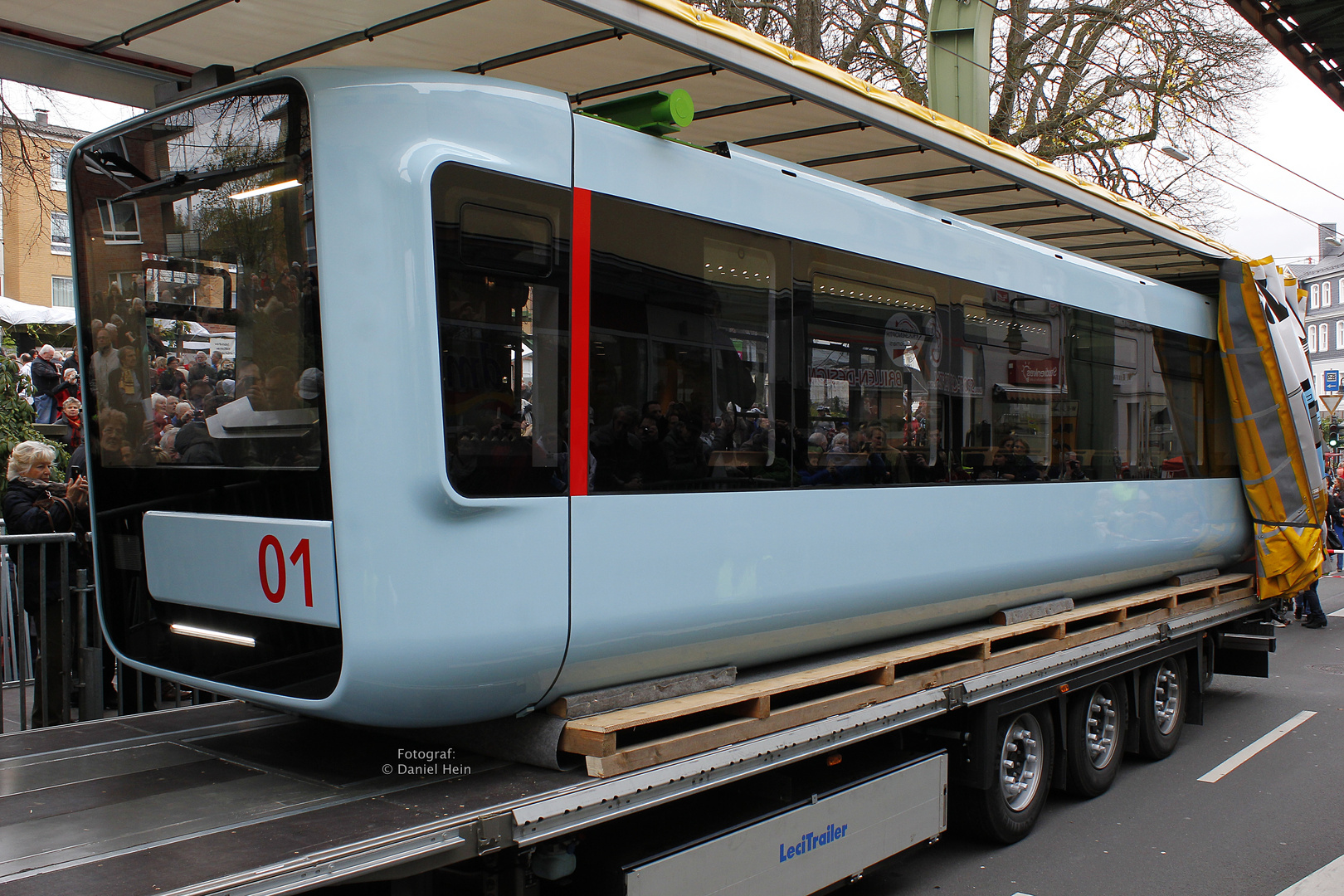 Die neue Schwebebahn 01 am 14.11.2015 in Wuppertal Vohwinkel.