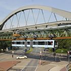 Die neue Schwebebahn 01 in Wuppertal an der Ohligsmühle, am 08.06.2016