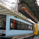 Die neue Schwebebahn 01 und der Kaiserwagen am 14.11.2015 in Wuppertal Vohwinkel.