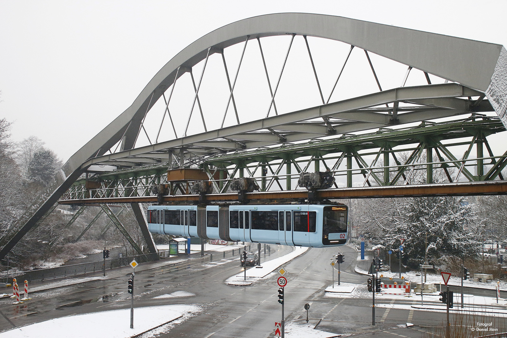 Die neue Schwebebahn GN02 an der Ohligsmühle in Wuppertal.