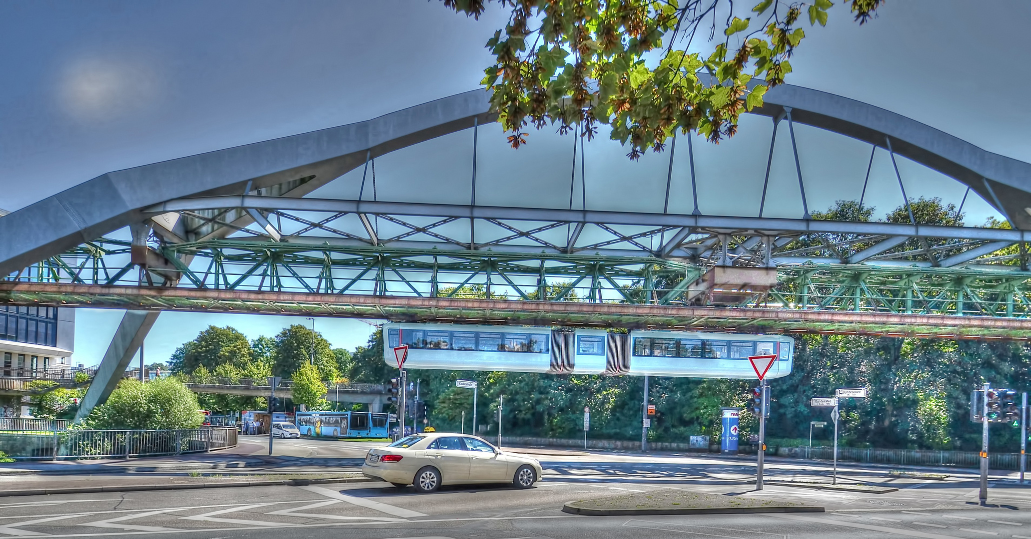 Die neue Schwebebahn über der B7