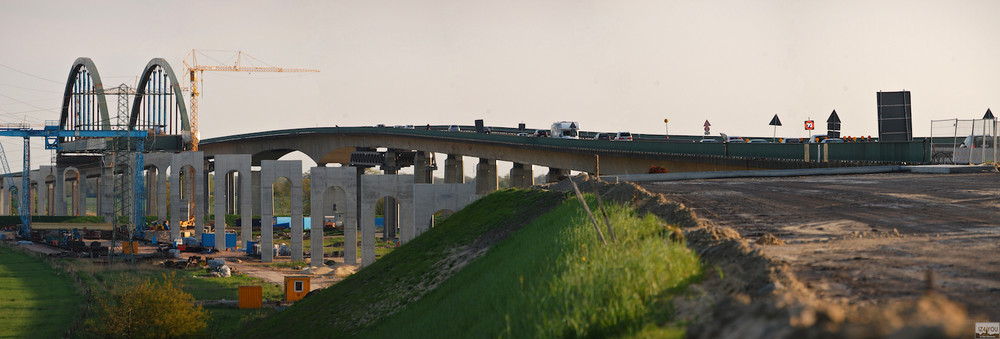 Die neue Störbrücke in der Totale