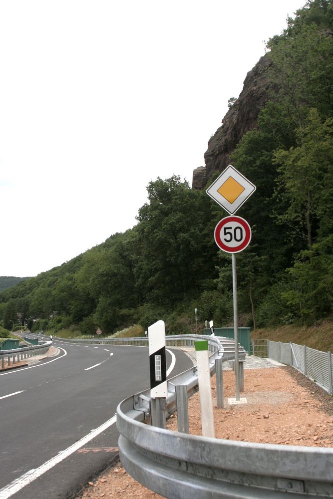 die neue strasse im nationalpark eifel(nrw)...