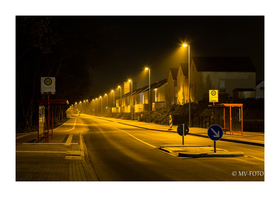 die neue Straßenbeleuchtung ist gelb