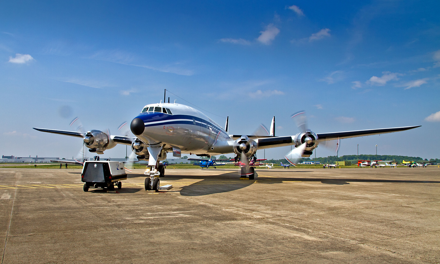 Die neue Super Constellation mit laufenden Motoren