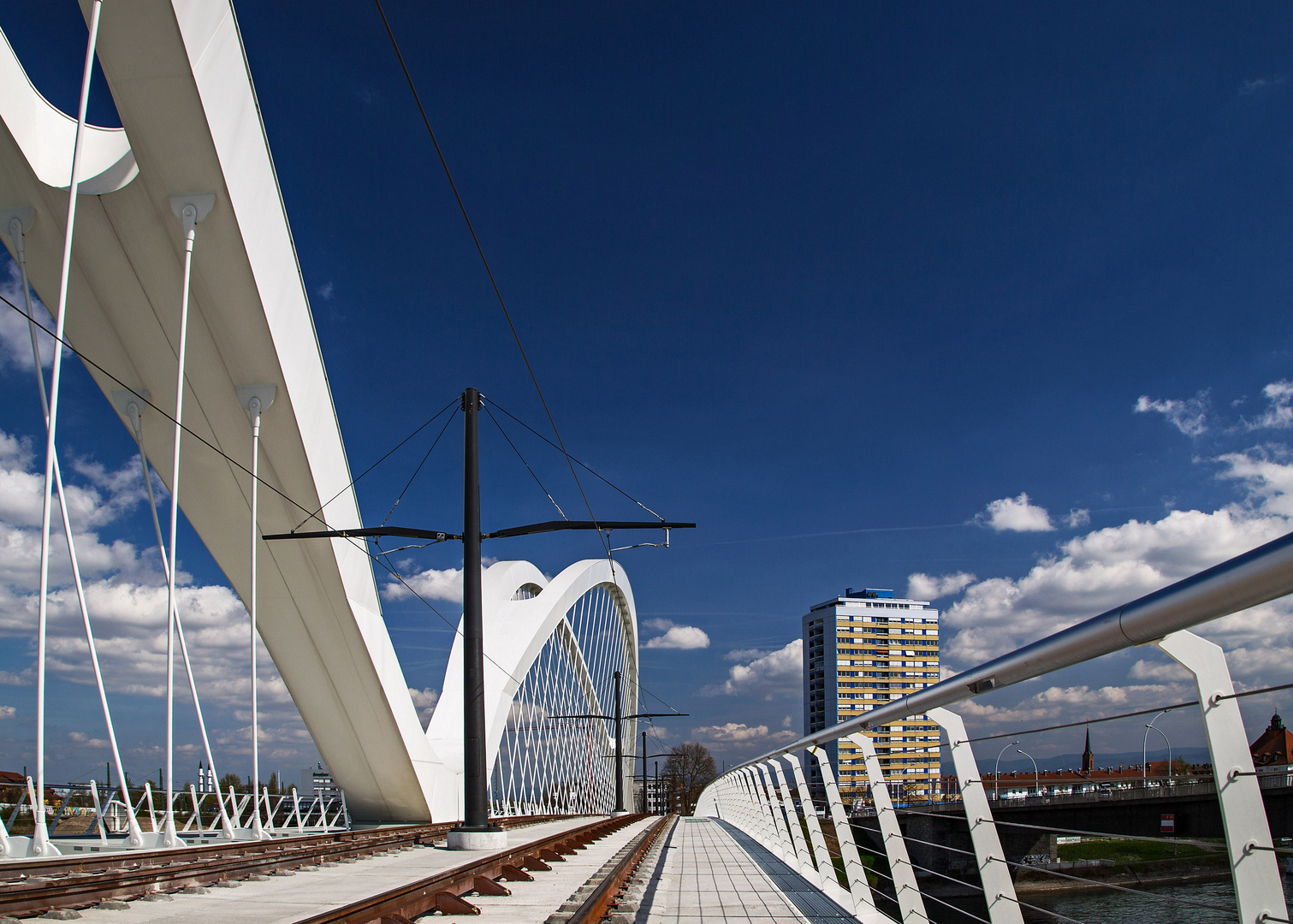 Die neue Tram-Brücke über den Rhein nach Frankreich....Straßburg.